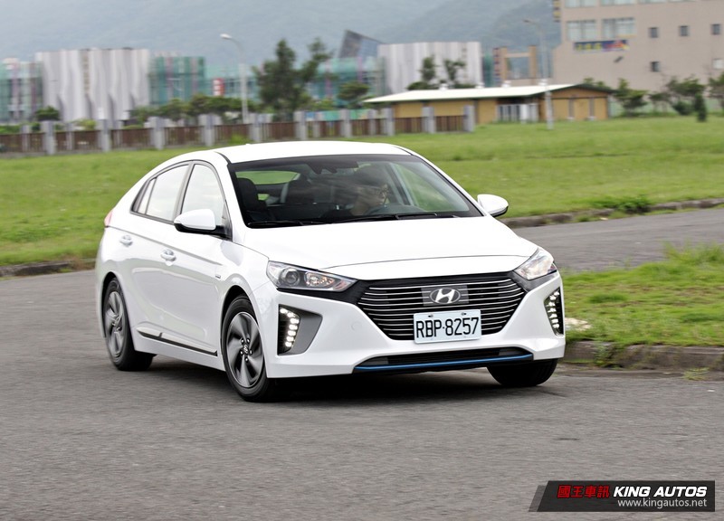 日韓綠能車再戰─《Hyundai Ioniq Hybrid》vs.《Toyota Prius》,動態表現篇 日韓綠能車再戰─《Hyundai Ioniq Hybrid》vs.《Toyota Prius》,動態表現篇