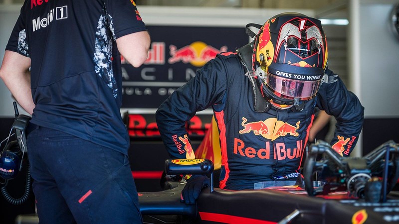 拉力冠軍車手Sébastien Ogier駕駛《Red Bull》F1賽車圓夢 拉力冠軍車手Sébastien Ogier駕駛《Red Bull》F1賽車圓夢