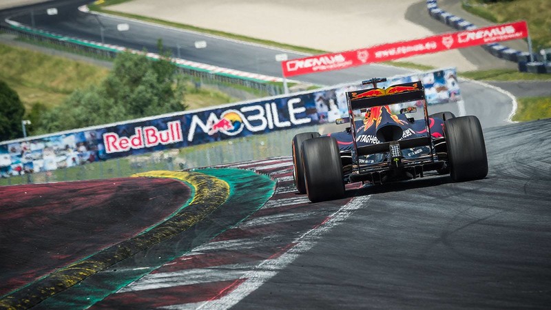 拉力冠軍車手Sébastien Ogier駕駛《Red Bull》F1賽車圓夢 拉力冠軍車手Sébastien Ogier駕駛《Red Bull》F1賽車圓夢