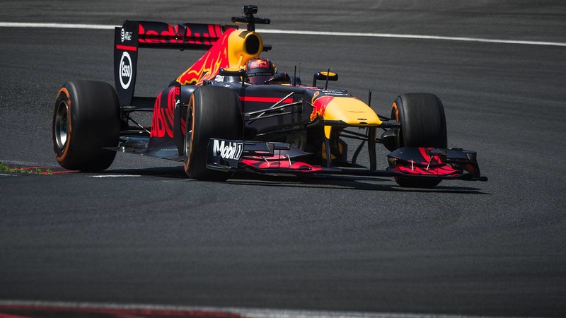 拉力冠軍車手Sébastien Ogier駕駛《Red Bull》F1賽車圓夢 拉力冠軍車手Sébastien Ogier駕駛《Red Bull》F1賽車圓夢