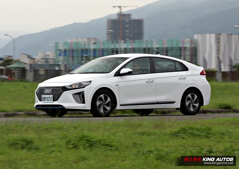 日韓綠能車再戰─《Hyundai Ioniq Hybrid》vs.《Toyota Prius》,動態表現篇 日韓綠能車再戰─《Hyundai Ioniq Hybrid》vs.《Toyota Prius》,動態表現篇