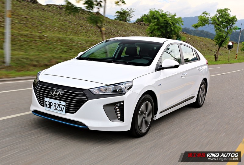 日韓綠能車再戰─《Hyundai Ioniq Hybrid》vs.《Toyota Prius》,動態表現篇 日韓綠能車再戰─《Hyundai Ioniq Hybrid》vs.《Toyota Prius》,動態表現篇