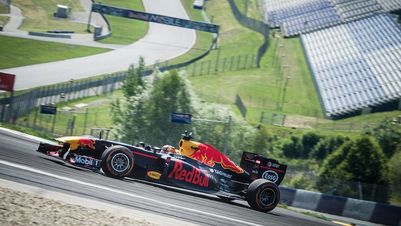 拉力冠軍車手Sébastien Ogier駕駛《Red Bull》F1賽車圓夢 拉力冠軍車手Sébastien Ogier駕駛《Red Bull》F1賽車圓夢