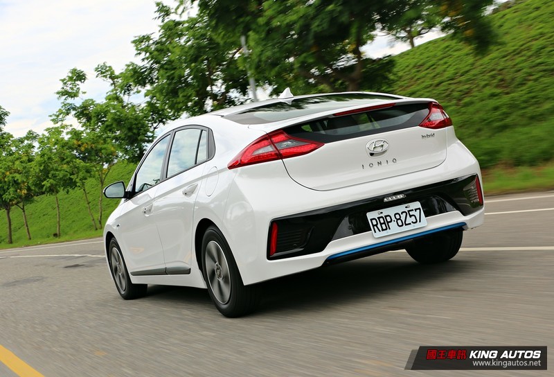 日韓綠能車再戰─《Hyundai Ioniq Hybrid》vs.《Toyota Prius》,動態表現篇 日韓綠能車再戰─《Hyundai Ioniq Hybrid》vs.《Toyota Prius》,動態表現篇