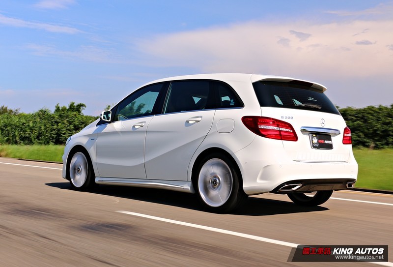 家庭取向動態對決─《Mercedes-Benz B200 White Art Edition》vs.《BMW 220i AT M 家庭取向動態對決─《Mercedes-Benz B200 White Art Edition》vs.《BMW 220i AT M