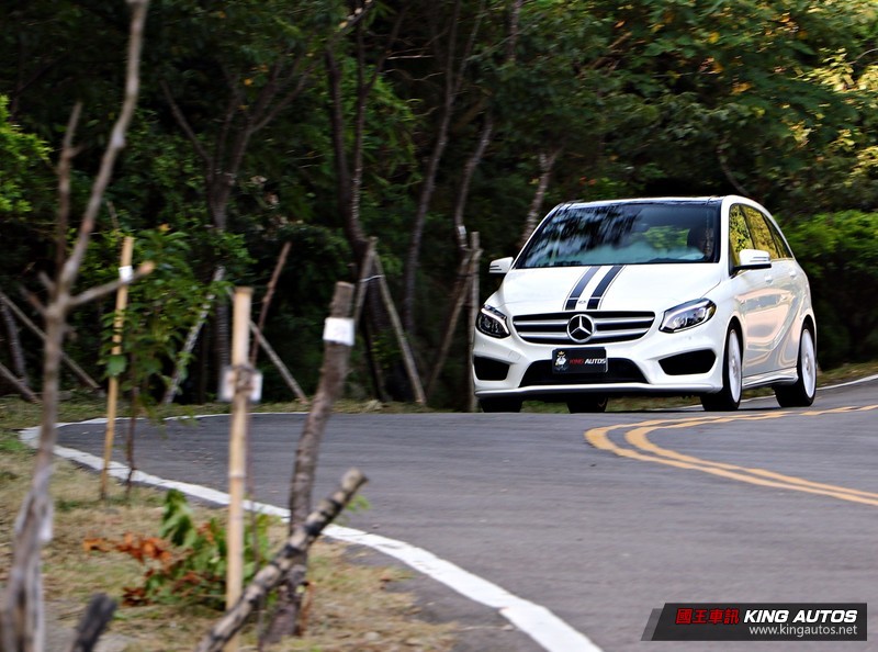 家庭取向動態對決─《Mercedes-Benz B200 White Art Edition》vs.《BMW 220i AT M 家庭取向動態對決─《Mercedes-Benz B200 White Art Edition》vs.《BMW 220i AT M