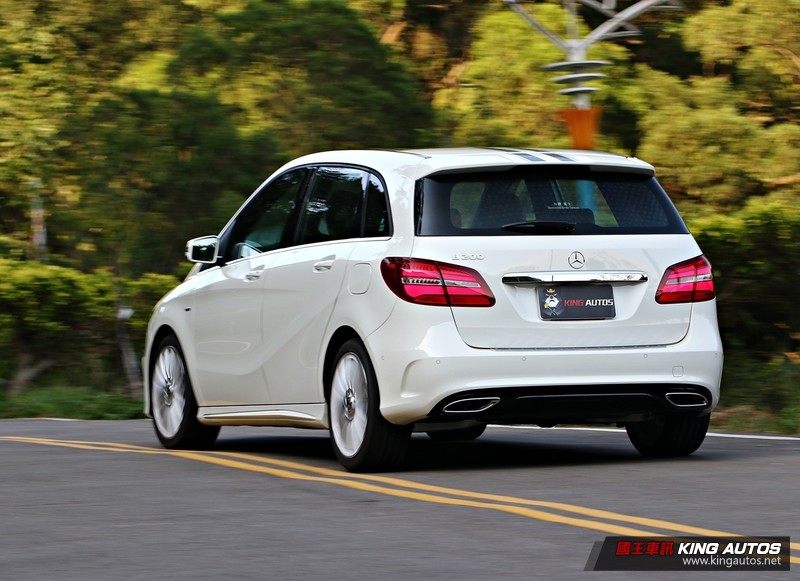 家庭取向動態對決─《Mercedes-Benz B200 White Art Edition》vs.《BMW 220i AT M 家庭取向動態對決─《Mercedes-Benz B200 White Art Edition》vs.《BMW 220i AT M