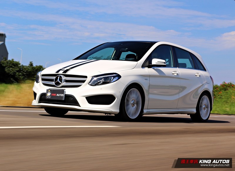 家庭取向動態對決─《Mercedes-Benz B200 White Art Edition》vs.《BMW 220i AT M 家庭取向動態對決─《Mercedes-Benz B200 White Art Edition》vs.《BMW 220i AT M