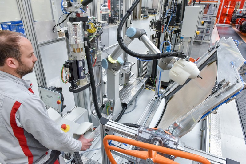 機械與人類共事 《Audi》部分生產線機器人不再困於「牢籠」之中 機械與人類共事 《Audi》部分生產線機器人不再困於「牢籠」之中