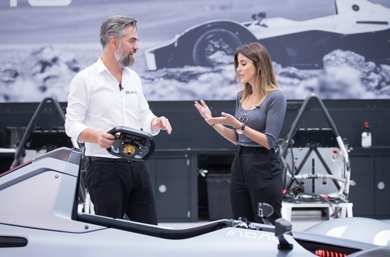 打破硬派陽剛氣息 英式競技風《BAC Mono》首位女性車主交車 打破硬派陽剛氣息 英式競技風《BAC Mono》首位女性車主交車