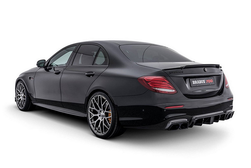 新一代博速火箭跑房 《Mercedes-AMG E 63》化身Brabus 700就是猛發700hp豪力 新一代博速火箭跑房 《Mercedes-AMG E 63》化身Brabus 700就是猛發700hp豪力