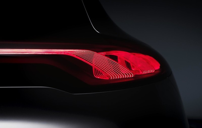 浮現《A-Class》身形 《Mercedes-Benz EQ A Concept》預告照二度曝光 浮現《A-Class》身形 《Mercedes-Benz EQ A Concept》預告照二度曝光