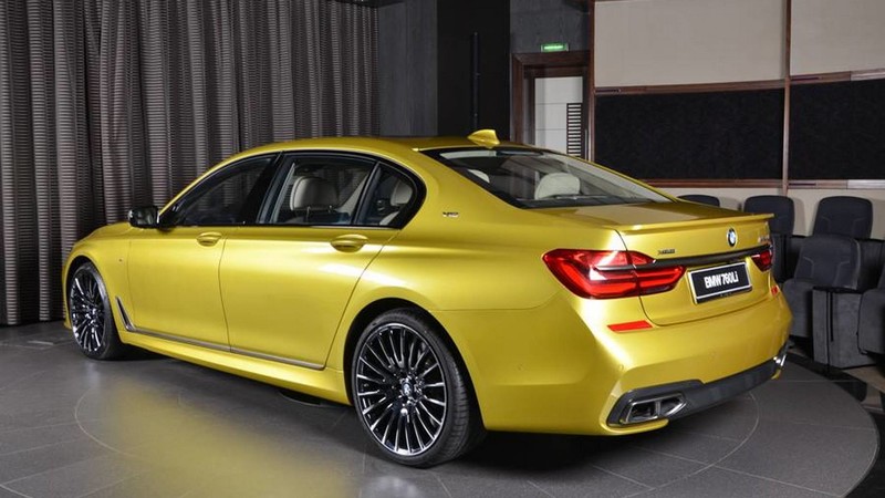 旗艦搭配芥末黃塗裝 《BMW M760Li xDrive》客製化特別版杜拜亮相 旗艦搭配芥末黃塗裝 《BMW M760Li xDrive》客製化特別版杜拜亮相