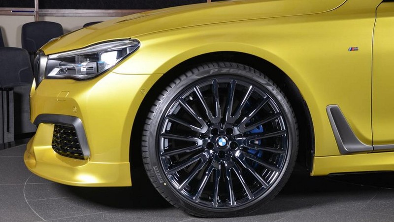 旗艦搭配芥末黃塗裝 《BMW M760Li xDrive》客製化特別版杜拜亮相 旗艦搭配芥末黃塗裝 《BMW M760Li xDrive》客製化特別版杜拜亮相
