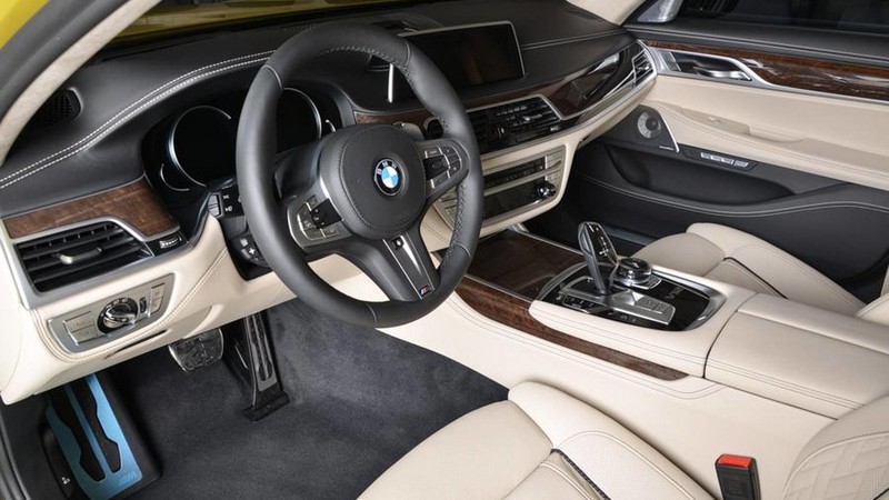 旗艦搭配芥末黃塗裝 《BMW M760Li xDrive》客製化特別版杜拜亮相 旗艦搭配芥末黃塗裝 《BMW M760Li xDrive》客製化特別版杜拜亮相