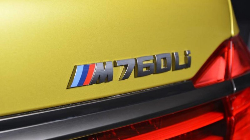 旗艦搭配芥末黃塗裝 《BMW M760Li xDrive》客製化特別版杜拜亮相 旗艦搭配芥末黃塗裝 《BMW M760Li xDrive》客製化特別版杜拜亮相