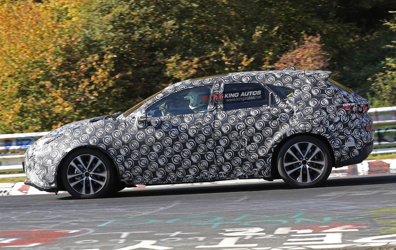 下一代《Toyota Prius α》可能化身CUV?謎樣偽裝車現身賽道測試 下一代《Toyota Prius α》可能化身CUV?謎樣偽裝車現身賽道測試