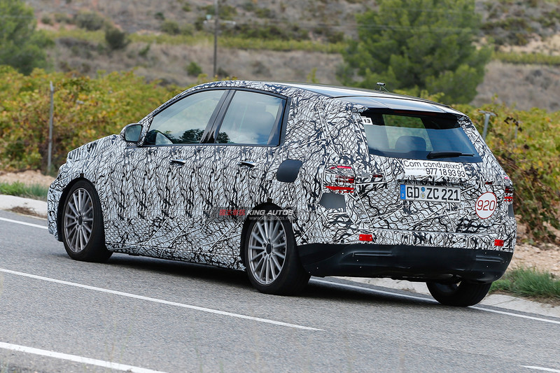 新一代《A-Class/A-Class Sedan/B-Class》偽裝車同時曝光 新世代NGCC車款密集測試中 新一代《A-Class/A-Class Sedan/B-Class》偽裝車同時曝光 新世代NGCC車款密集測試中