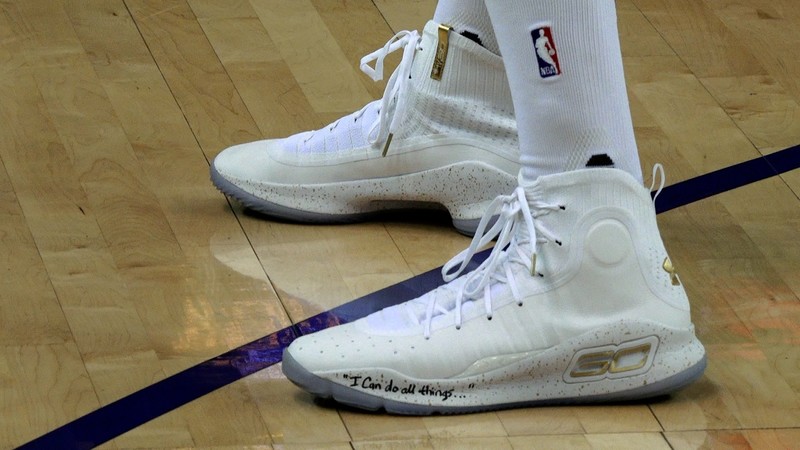 《UA》《Curry 4》冠軍白金配色 11月25日全台限量發售 《UA》《Curry 4》冠軍白金配色 11月25日全台限量發售
