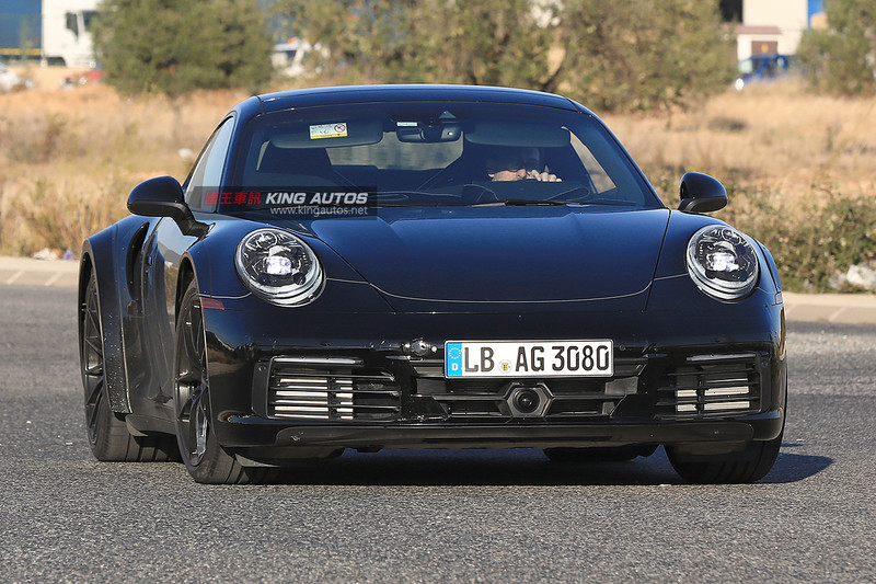 新世代《Porsche 911 Turbo》測試車現形 經典跑車大改款指日可待 新世代《Porsche 911 Turbo》測試車現形 經典跑車大改款指日可待