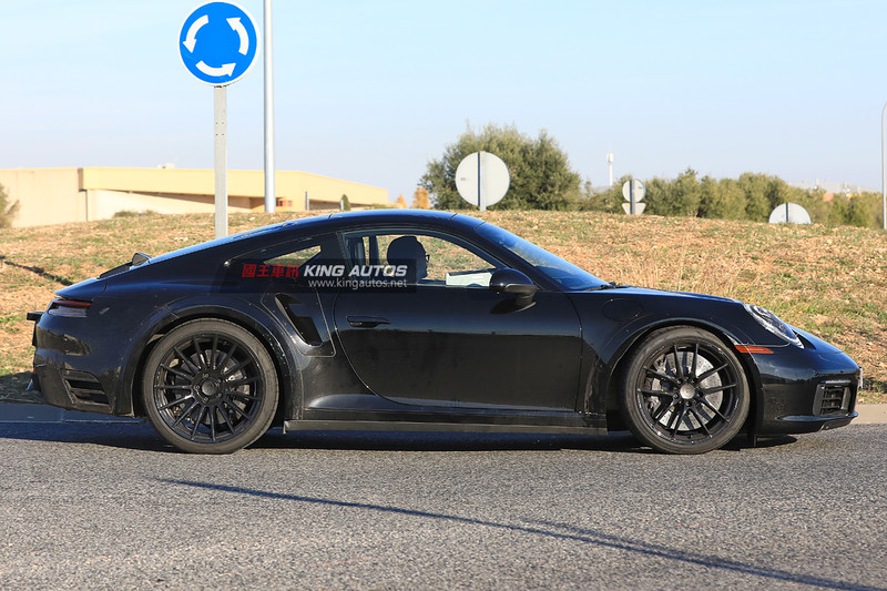 新世代《Porsche 911 Turbo》測試車現形 經典跑車大改款指日可待 新世代《Porsche 911 Turbo》測試車現形 經典跑車大改款指日可待