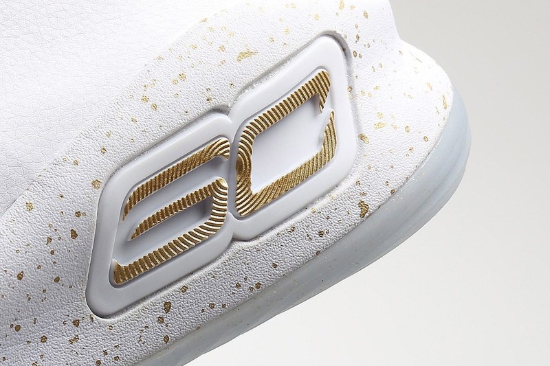 《UA》《Curry 4》冠軍白金配色 11月25日全台限量發售 《UA》《Curry 4》冠軍白金配色 11月25日全台限量發售