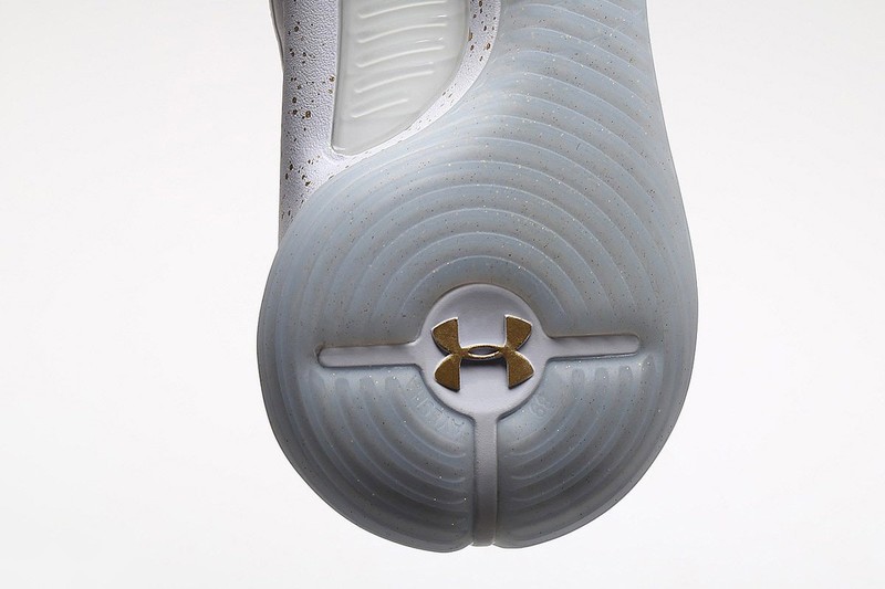 《UA》《Curry 4》冠軍白金配色 11月25日全台限量發售 《UA》《Curry 4》冠軍白金配色 11月25日全台限量發售