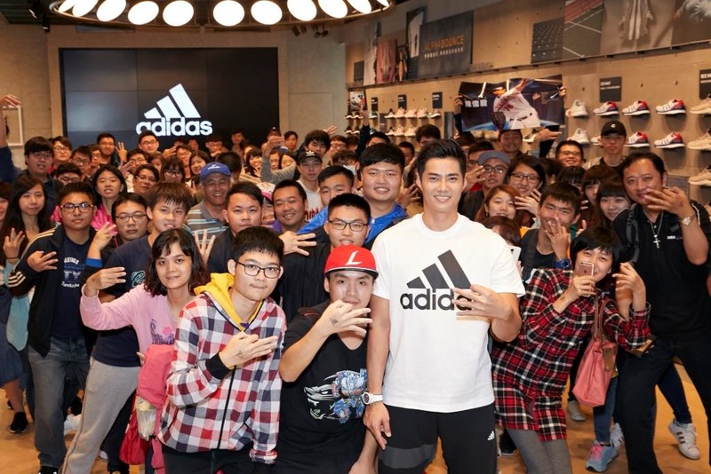 陳偉殷快閃台中《Adidas》悠跑太平門市 陳偉殷快閃台中《Adidas》悠跑太平門市
