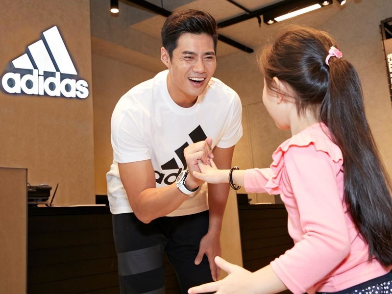 陳偉殷快閃台中《Adidas》悠跑太平門市 陳偉殷快閃台中《Adidas》悠跑太平門市