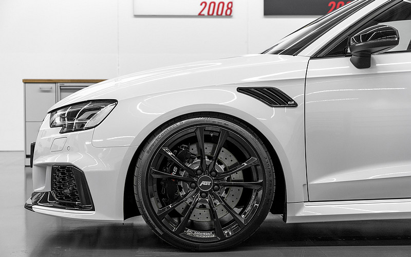 500hp級數性能上身 ABT操刀《Audi RS 3 Sportback》創造究極四環鋼砲 500hp級數性能上身 ABT操刀《Audi RS 3 Sportback》創造究極四環鋼砲