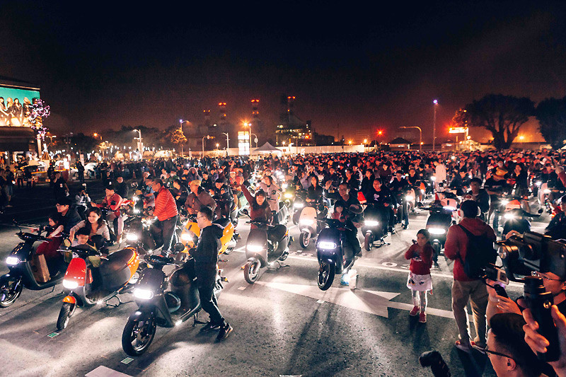 點亮港都夜空 逾400名《Gogoro》車主以愛車排列出大型彩色聖誕樹 點亮港都夜空 逾400名《Gogoro》車主以愛車排列出大型彩色聖誕樹