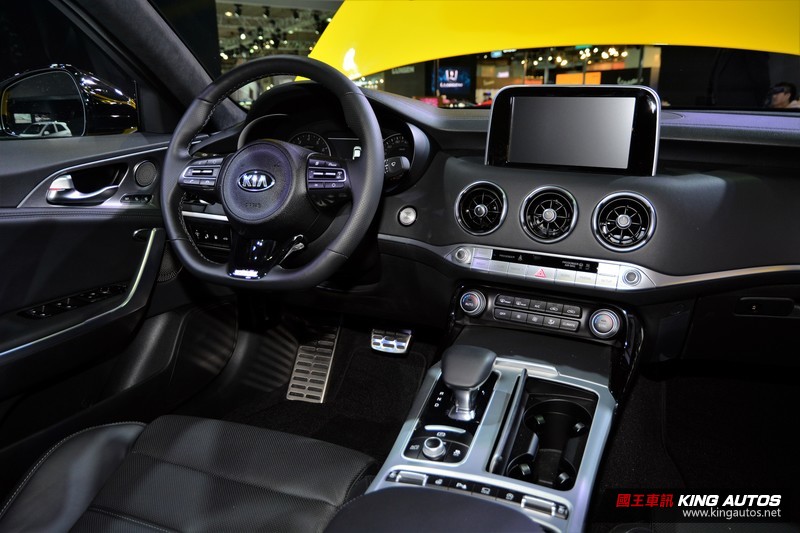 2018台北車展:《Kia》性能轎跑《Stinger》正式襲台 跨界休旅《Stonic》同步登場 2018台北車展:《Kia》性能轎跑《Stinger》正式襲台 跨界休旅《Stonic》同步登場