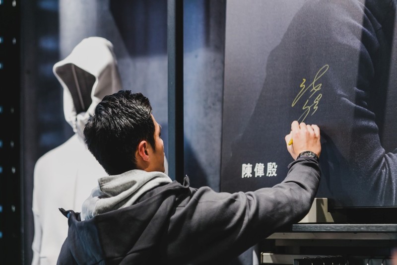 大聯盟球星陳偉殷 現身《Adidas》台北101運動時尚門市 大聯盟球星陳偉殷 現身《Adidas》台北101運動時尚門市