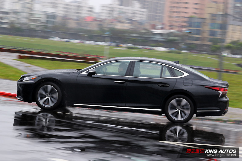 自駕更舒爽 ─《Lexus LS 350》豪華版試駕報導 自駕更舒爽 ─《Lexus LS 350》豪華版試駕報導