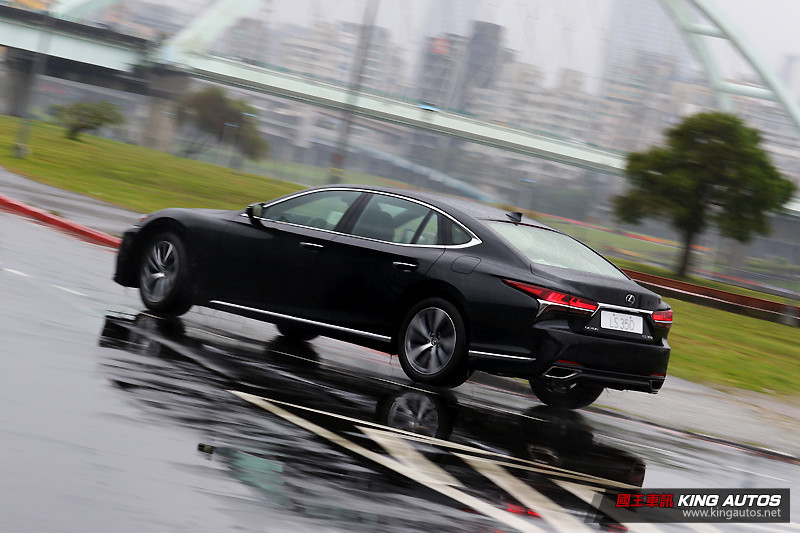 自駕更舒爽 ─《Lexus LS 350》豪華版試駕報導 自駕更舒爽 ─《Lexus LS 350》豪華版試駕報導