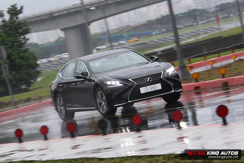 自駕更舒爽 ─《Lexus LS 350》豪華版試駕報導 自駕更舒爽 ─《Lexus LS 350》豪華版試駕報導