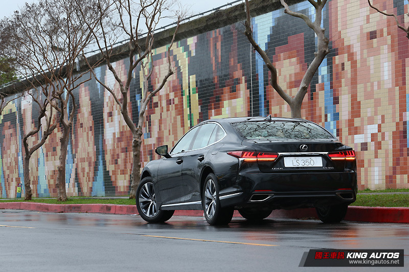 自駕更舒爽 ─《Lexus LS 350》豪華版試駕報導 自駕更舒爽 ─《Lexus LS 350》豪華版試駕報導