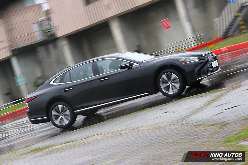 自駕更舒爽 ─《Lexus LS 350》豪華版試駕報導 自駕更舒爽 ─《Lexus LS 350》豪華版試駕報導