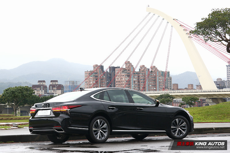 自駕更舒爽 ─《Lexus LS 350》豪華版試駕報導 自駕更舒爽 ─《Lexus LS 350》豪華版試駕報導