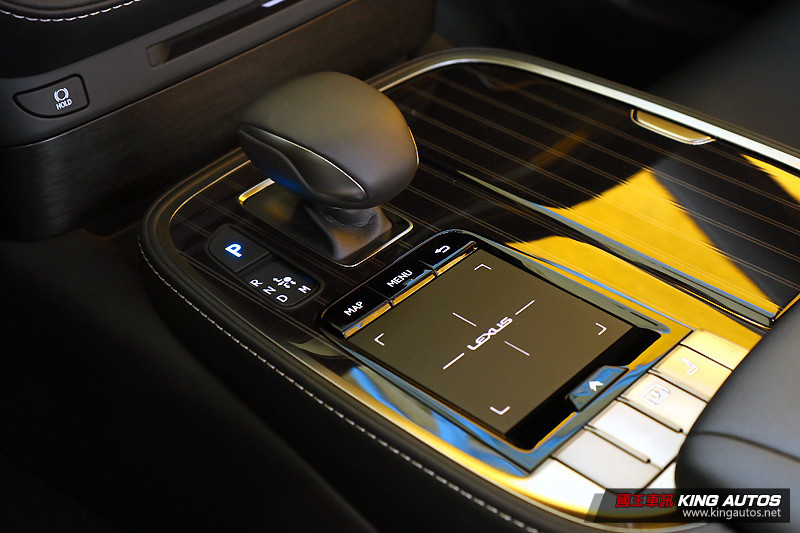 自駕更舒爽 ─《Lexus LS 350》豪華版試駕報導 自駕更舒爽 ─《Lexus LS 350》豪華版試駕報導