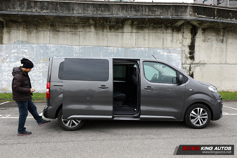自用、商用級距欲通吃的巨獅 ─《Peugeot Traveller》旗艦版試駕報導 自用、商用級距欲通吃的巨獅 ─《Peugeot Traveller》旗艦版試駕報導