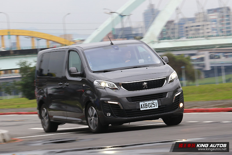自用、商用級距欲通吃的巨獅 ─《Peugeot Traveller》旗艦版試駕報導 自用、商用級距欲通吃的巨獅 ─《Peugeot Traveller》旗艦版試駕報導