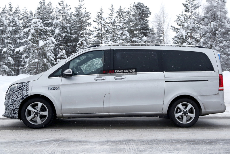 車頭小針美容 疑似小改款《Mercedes-Benz V-Class》偽裝車正進行雪地測試 車頭小針美容 疑似小改款《Mercedes-Benz V-Class》偽裝車正進行雪地測試