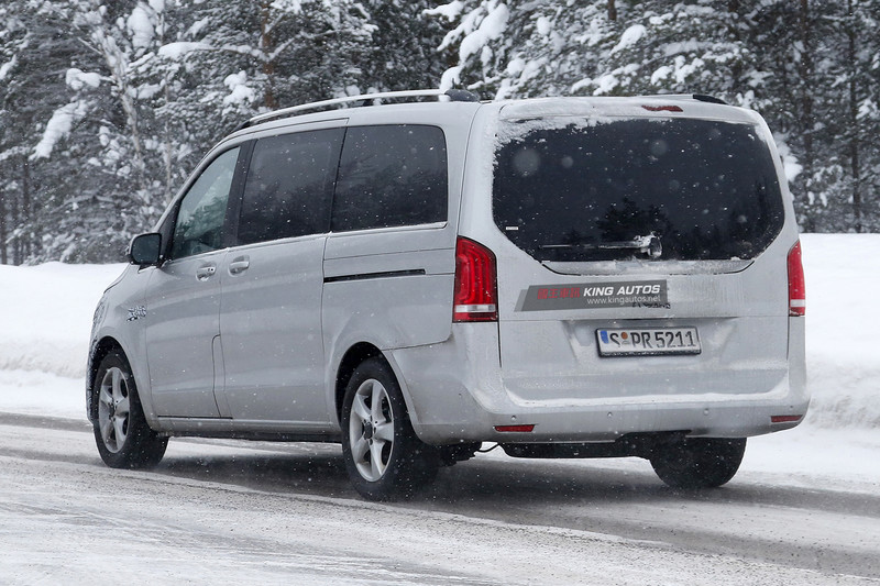 車頭小針美容 疑似小改款《Mercedes-Benz V-Class》偽裝車正進行雪地測試 車頭小針美容 疑似小改款《Mercedes-Benz V-Class》偽裝車正進行雪地測試
