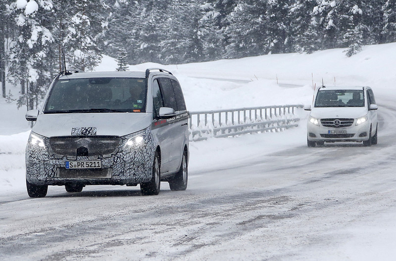 車頭小針美容 疑似小改款《Mercedes-Benz V-Class》偽裝車正進行雪地測試 車頭小針美容 疑似小改款《Mercedes-Benz V-Class》偽裝車正進行雪地測試