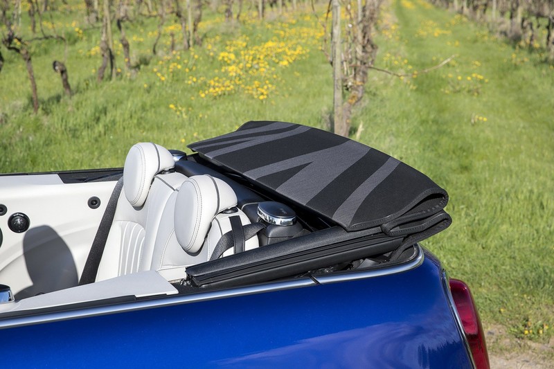 英國限量《Mini 25th Anniversary Convertible》上空25週年經典特仕 英國限量《Mini 25th Anniversary Convertible》上空25週年經典特仕