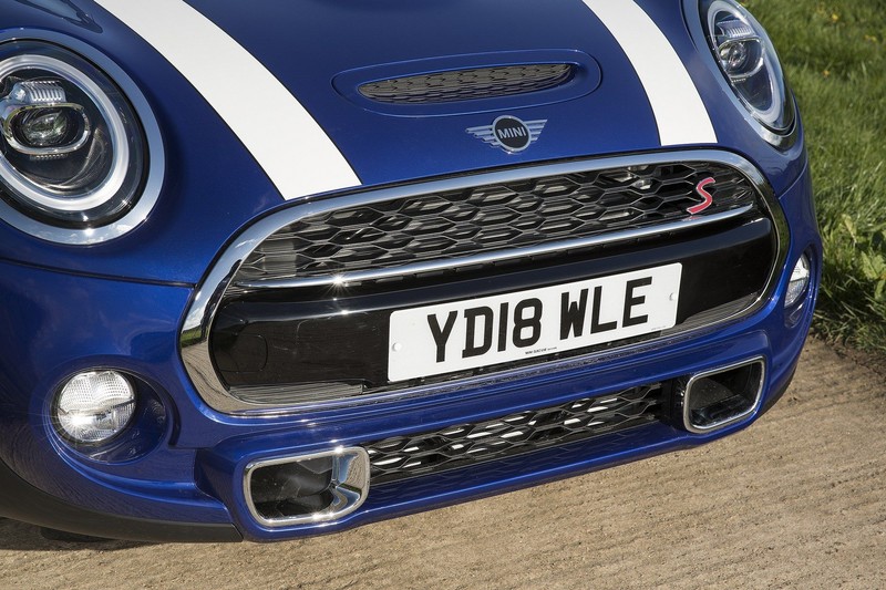 英國限量《Mini 25th Anniversary Convertible》上空25週年經典特仕 英國限量《Mini 25th Anniversary Convertible》上空25週年經典特仕