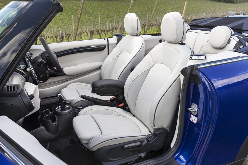 英國限量《Mini 25th Anniversary Convertible》上空25週年經典特仕 英國限量《Mini 25th Anniversary Convertible》上空25週年經典特仕