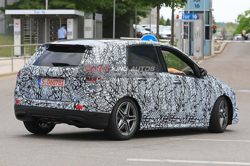 全新《Mercedes-Benz B-Class》大幅削去偽裝 市售車預計下半年登場 全新《Mercedes-Benz B-Class》大幅削去偽裝 市售車預計下半年登場