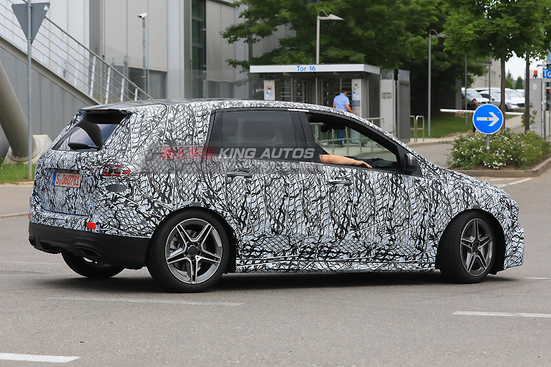 全新《Mercedes-Benz B-Class》大幅削去偽裝 市售車預計下半年登場 全新《Mercedes-Benz B-Class》大幅削去偽裝 市售車預計下半年登場